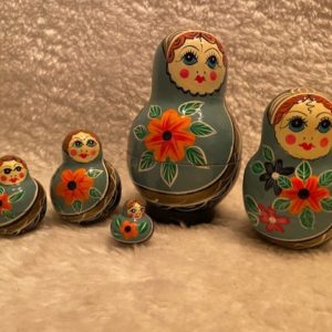 matroesjka blauw met 5 poppetjes. gezichtje en bloem oranje