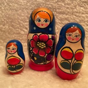 matroesjka afgelakt 3 poppetjes met gezichtjes en bloemen