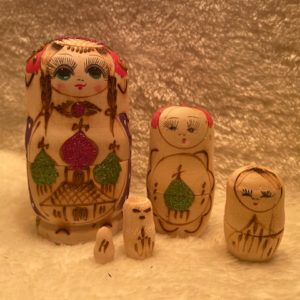 matroesjkas 5 poppetjes met glitter. gezicht op beide kanten geschilderd op hout