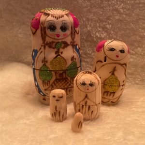 matroesjka glitter met 5 poppetjes hout. 2 gezichten erop geschilderd