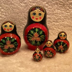 matroesjka zwart met 5 poppetjes